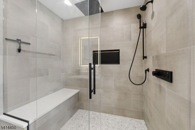 6 Hillside Ter, Wallington Boro, NJ 07057