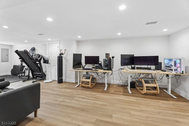 6 Hillside Ter, Wallington Boro, NJ 07057