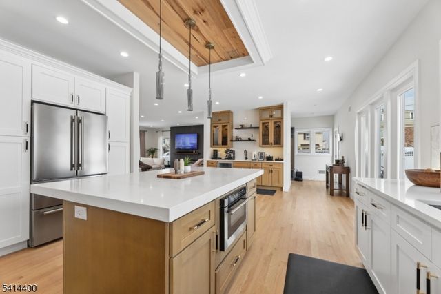 6 Hillside Ter, Wallington Boro, NJ 07057