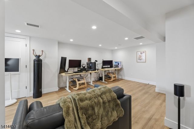 6 Hillside Ter, Wallington Boro, NJ 07057