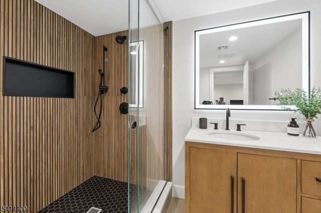 6 Hillside Ter, Wallington Boro, NJ 07057