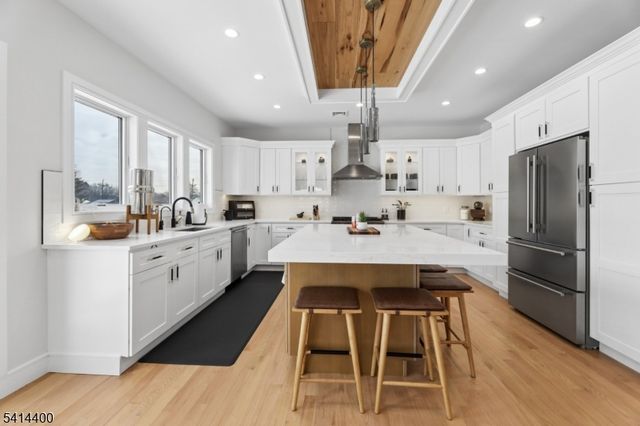 6 Hillside Ter, Wallington Boro, NJ 07057