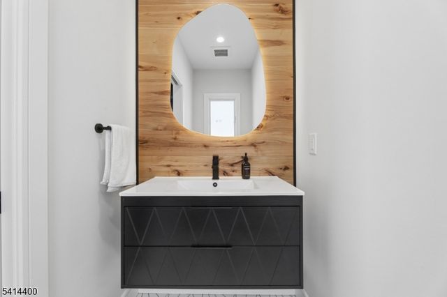 6 Hillside Ter, Wallington Boro, NJ 07057