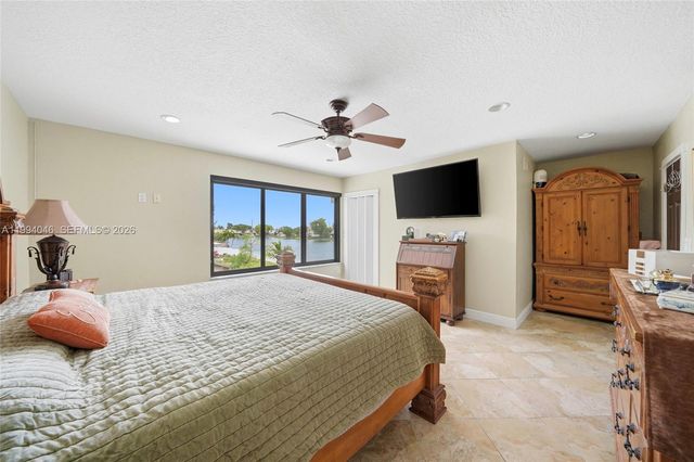 1789 W 72nd St, Hialeah, FL 33014