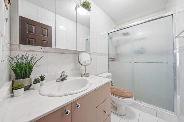 1789 W 72nd St, Hialeah, FL 33014