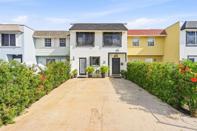 1789 W 72nd St, Hialeah, FL 33014