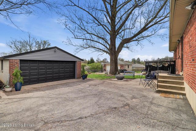 2305 Allegheny Dr, Jeffersontown, KY 40299