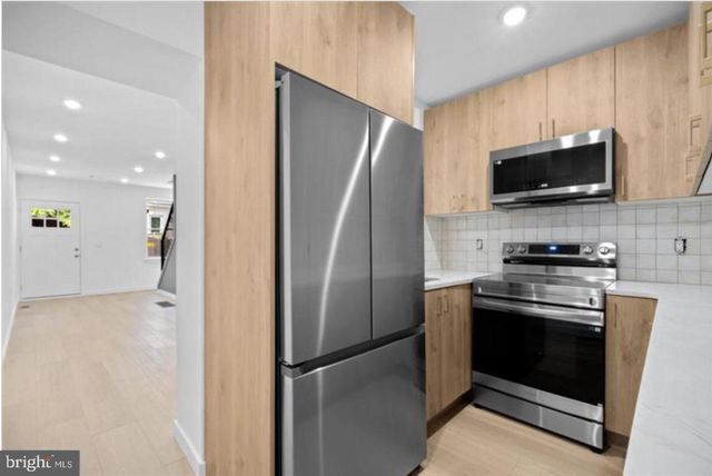 2215 N MUTTER ST, Philadelphia, PA 19133