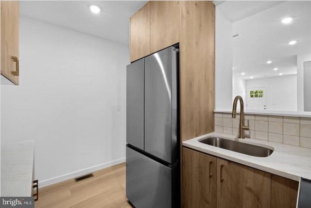 2215 N MUTTER ST, Philadelphia, PA 19133