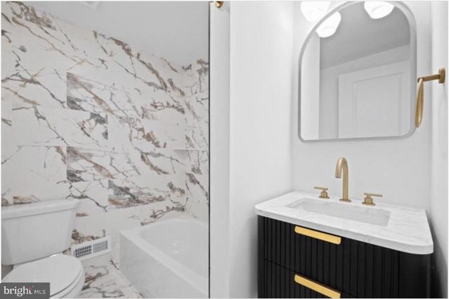 2215 N MUTTER ST, Philadelphia, PA 19133