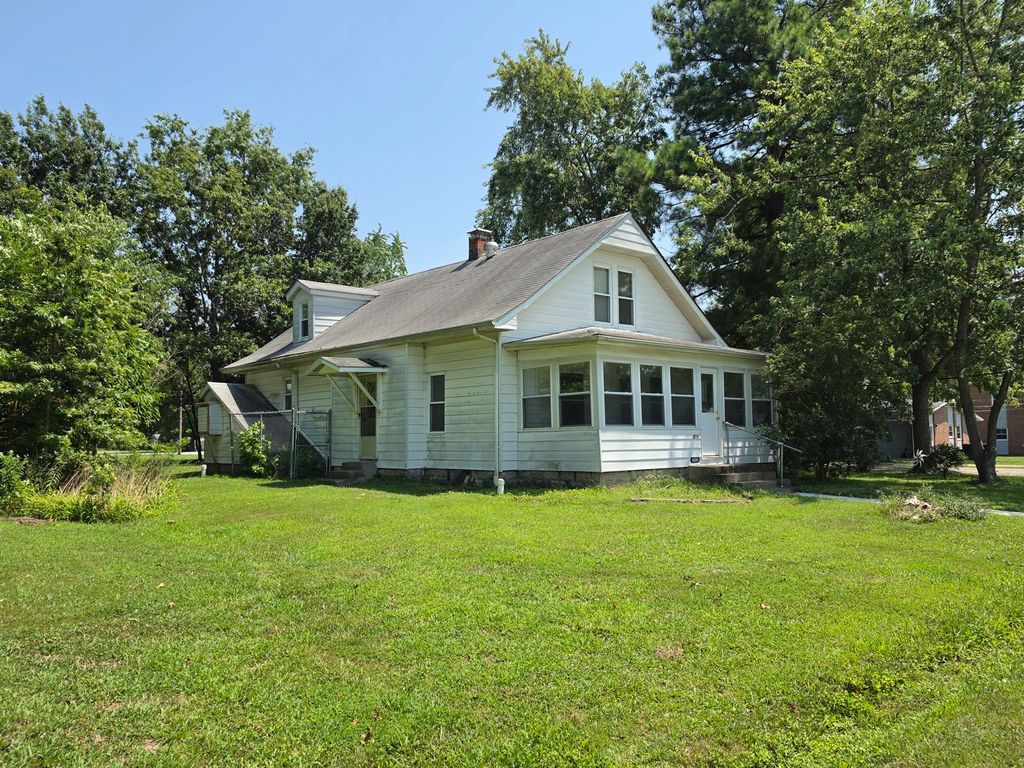 Image 1 of property listing at 1204 N Dawley Street, Salem, IL 62881