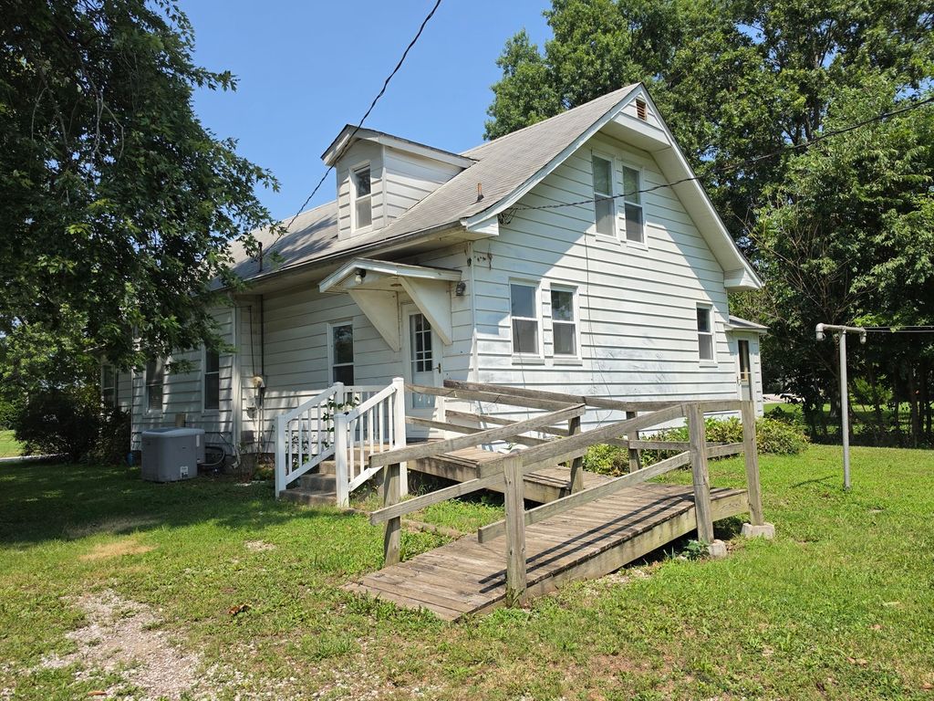 Image 2 of property listing at 1204 N Dawley Street, Salem, IL 62881