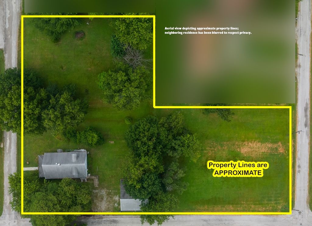 Image 3 of property listing at 1204 N Dawley Street, Salem, IL 62881