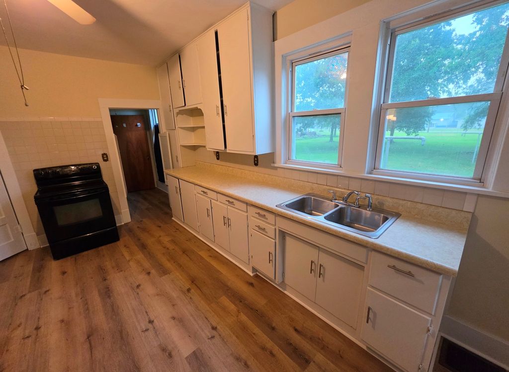 Image 4 of property listing at 1204 N Dawley Street, Salem, IL 62881