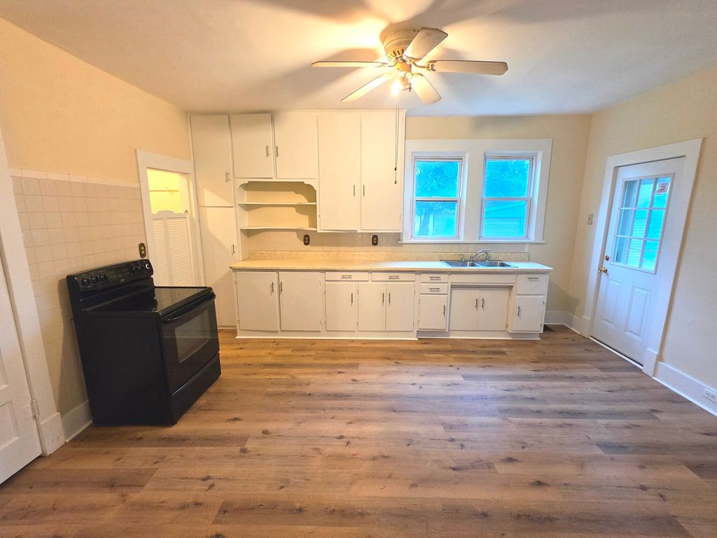 Image 7 of property listing at 1204 N Dawley Street, Salem, IL 62881