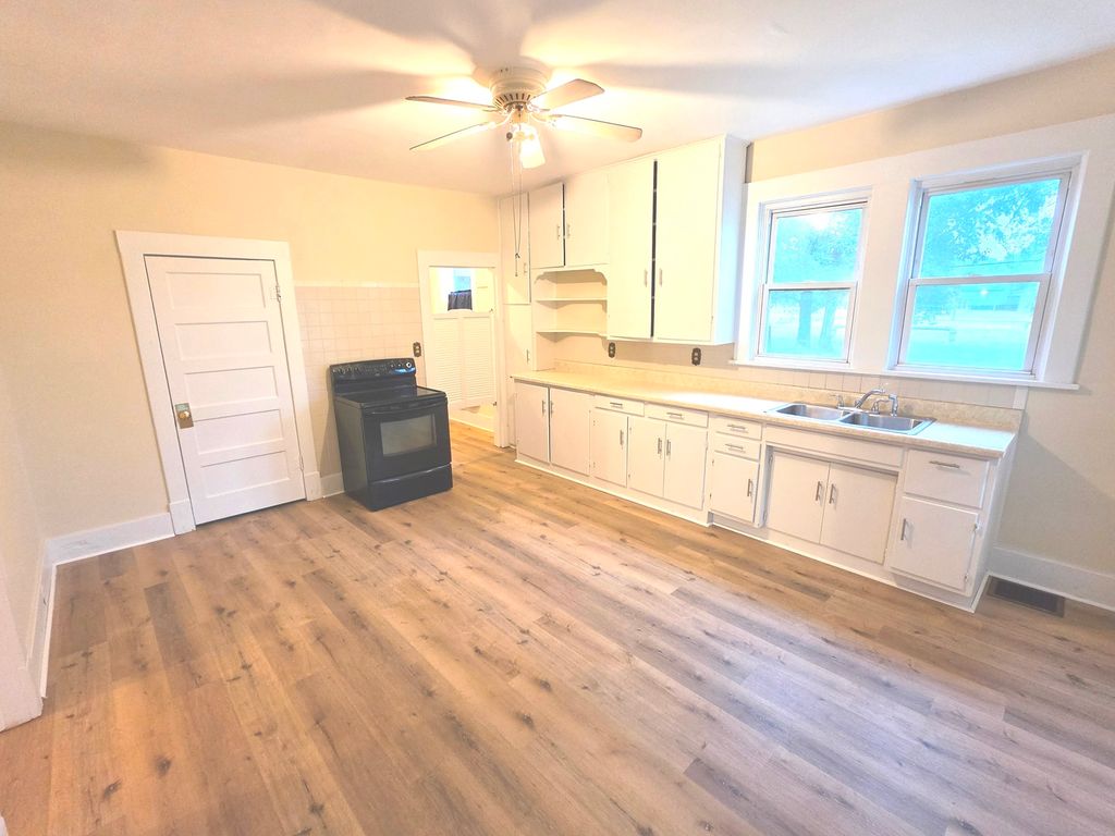 Image 8 of property listing at 1204 N Dawley Street, Salem, IL 62881