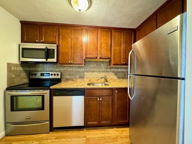 96 Fountain Ln 11, Weymouth, MA 02190