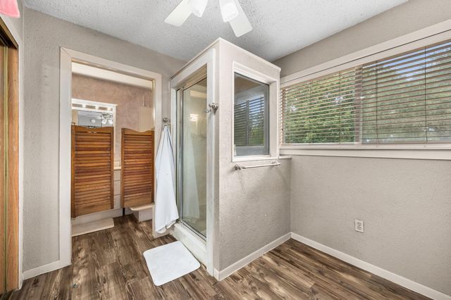 100 Crestview Street, Columbus, TX 78934