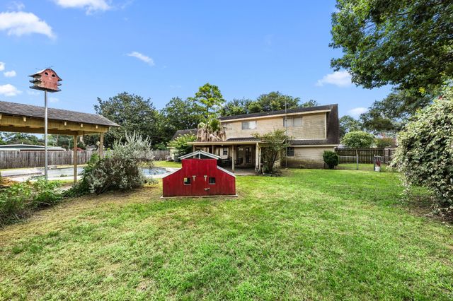 100 Crestview Street, Columbus, TX 78934