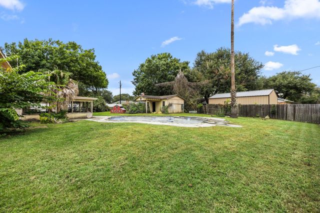 100 Crestview Street, Columbus, TX 78934