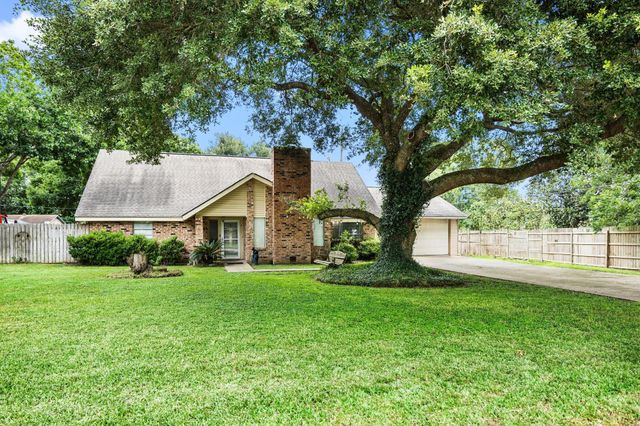 100 Crestview Street, Columbus, TX 78934