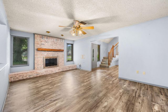 100 Crestview Street, Columbus, TX 78934