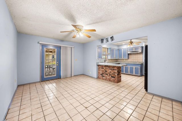 100 Crestview Street, Columbus, TX 78934