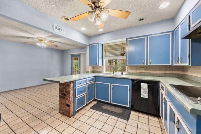 100 Crestview Street, Columbus, TX 78934