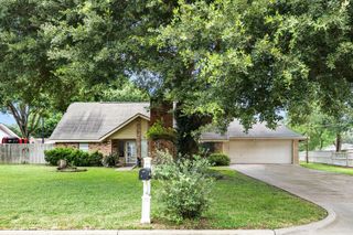 100 Crestview Street, Columbus, TX 78934