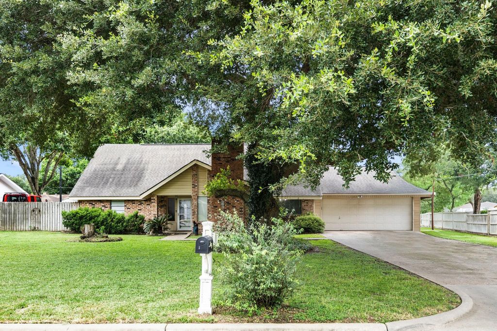 100 Crestview Street, Columbus, TX 78934