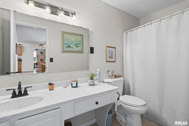 729 KENTON Boulevard, Taylorville, IL 62568