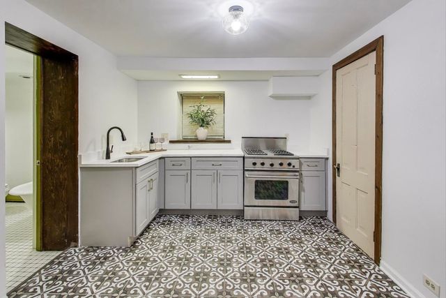 1951 W Evergreen Avenue, Chicago, IL 60622