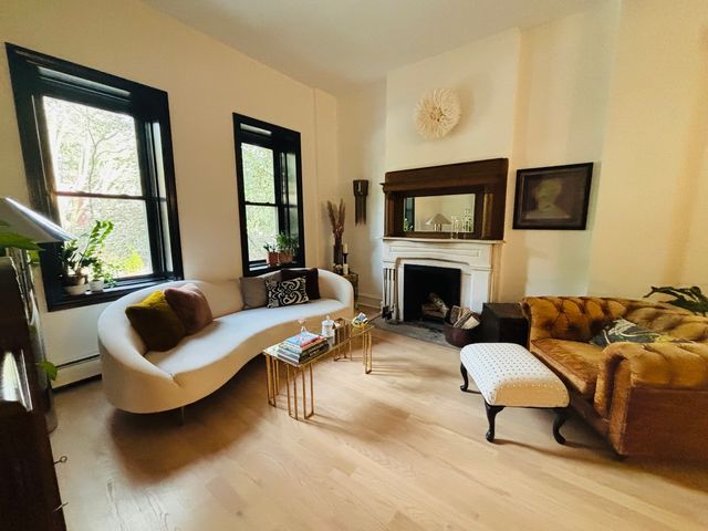 1951 W Evergreen Avenue, Chicago, IL 60622