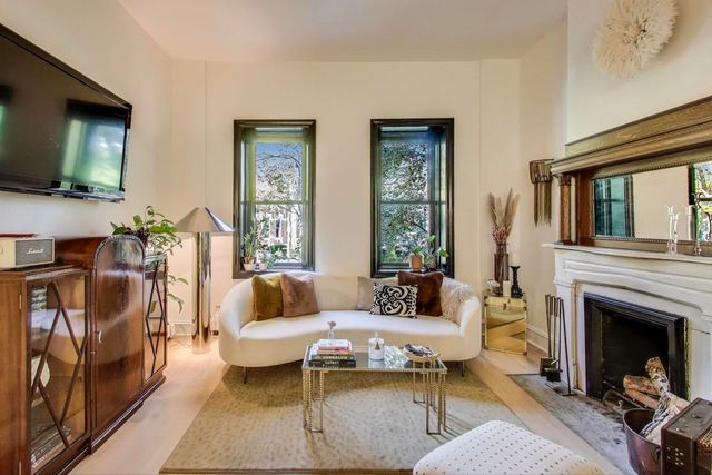 1951 W Evergreen Avenue, Chicago, IL 60622