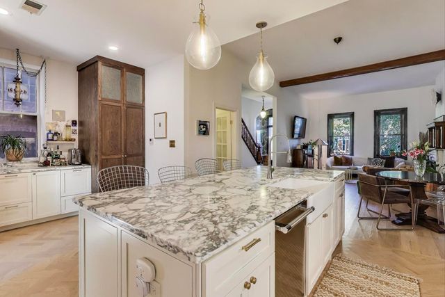 1951 W Evergreen Avenue, Chicago, IL 60622