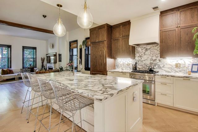 1951 W Evergreen Avenue, Chicago, IL 60622