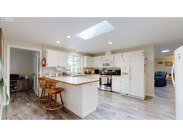 250 68TH St, Springfield, OR 97478