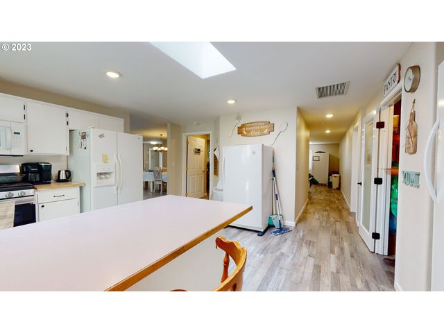 250 68TH St, Springfield, OR 97478