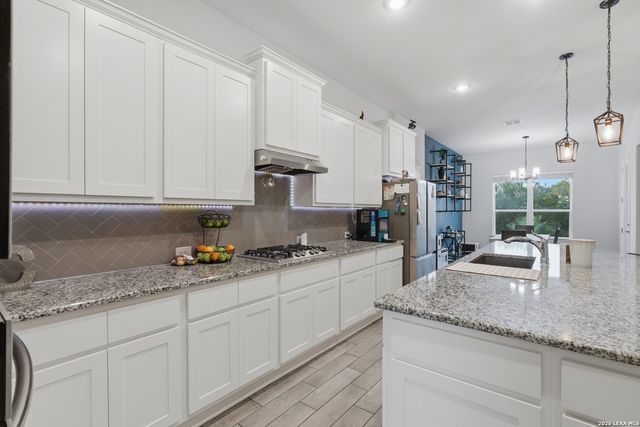 175 WAGON LN, Castroville, TX 78009