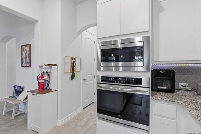 175 WAGON LN, Castroville, TX 78009