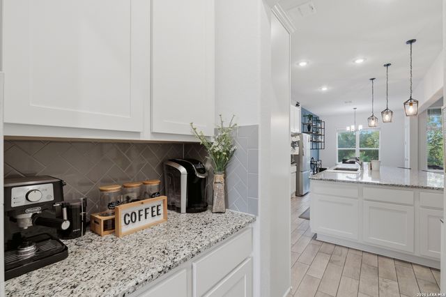 175 WAGON LN, Castroville, TX 78009