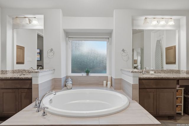 175 WAGON LN, Castroville, TX 78009
