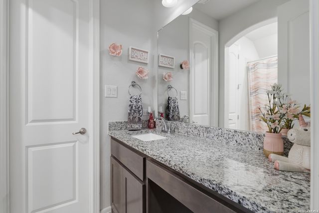 175 WAGON LN, Castroville, TX 78009