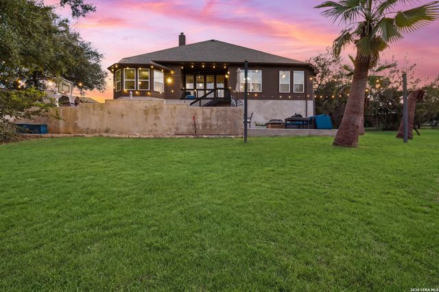 175 WAGON LN, Castroville, TX 78009