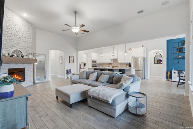 175 WAGON LN, Castroville, TX 78009