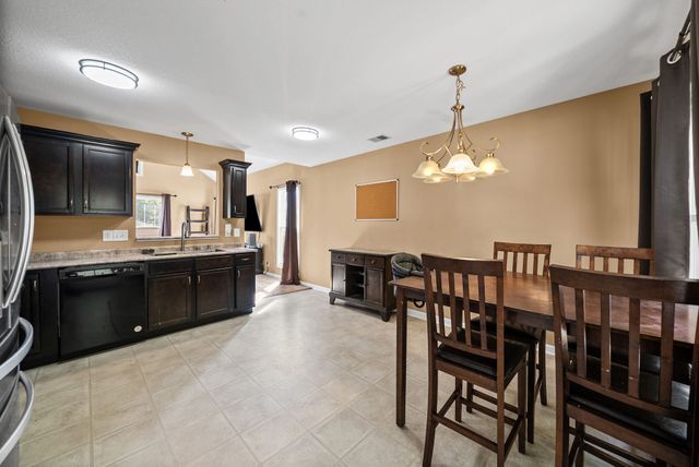 627 Hidden Valley Dr, Clarksville, TN 37040