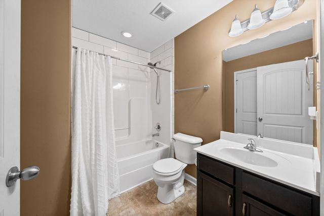 627 Hidden Valley Dr, Clarksville, TN 37040