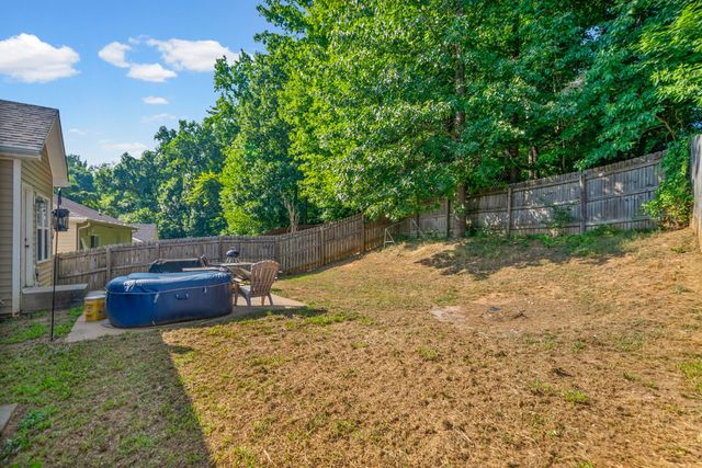 627 Hidden Valley Dr, Clarksville, TN 37040