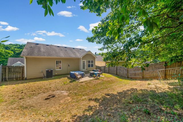 627 Hidden Valley Dr, Clarksville, TN 37040