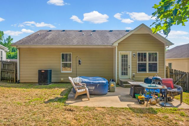 627 Hidden Valley Dr, Clarksville, TN 37040